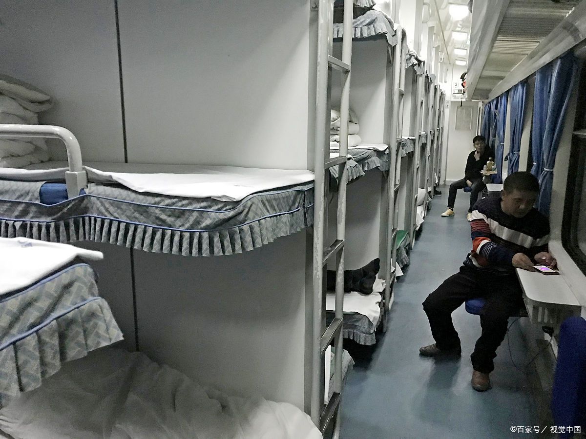 坐在火车上,后半夜的时候,我趴在桌上,刚想迷迷糊糊地睡觉,突然感觉腿