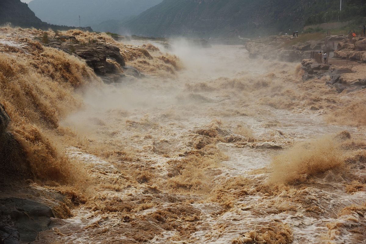 黄河在这一段河道中,河床突然变窄,水流受到约束