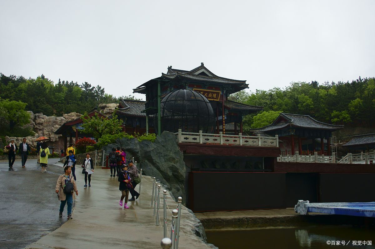 威海华夏城景区,一个将废弃矿坑变为璀璨明珠的奇迹之地,充满了无尽的