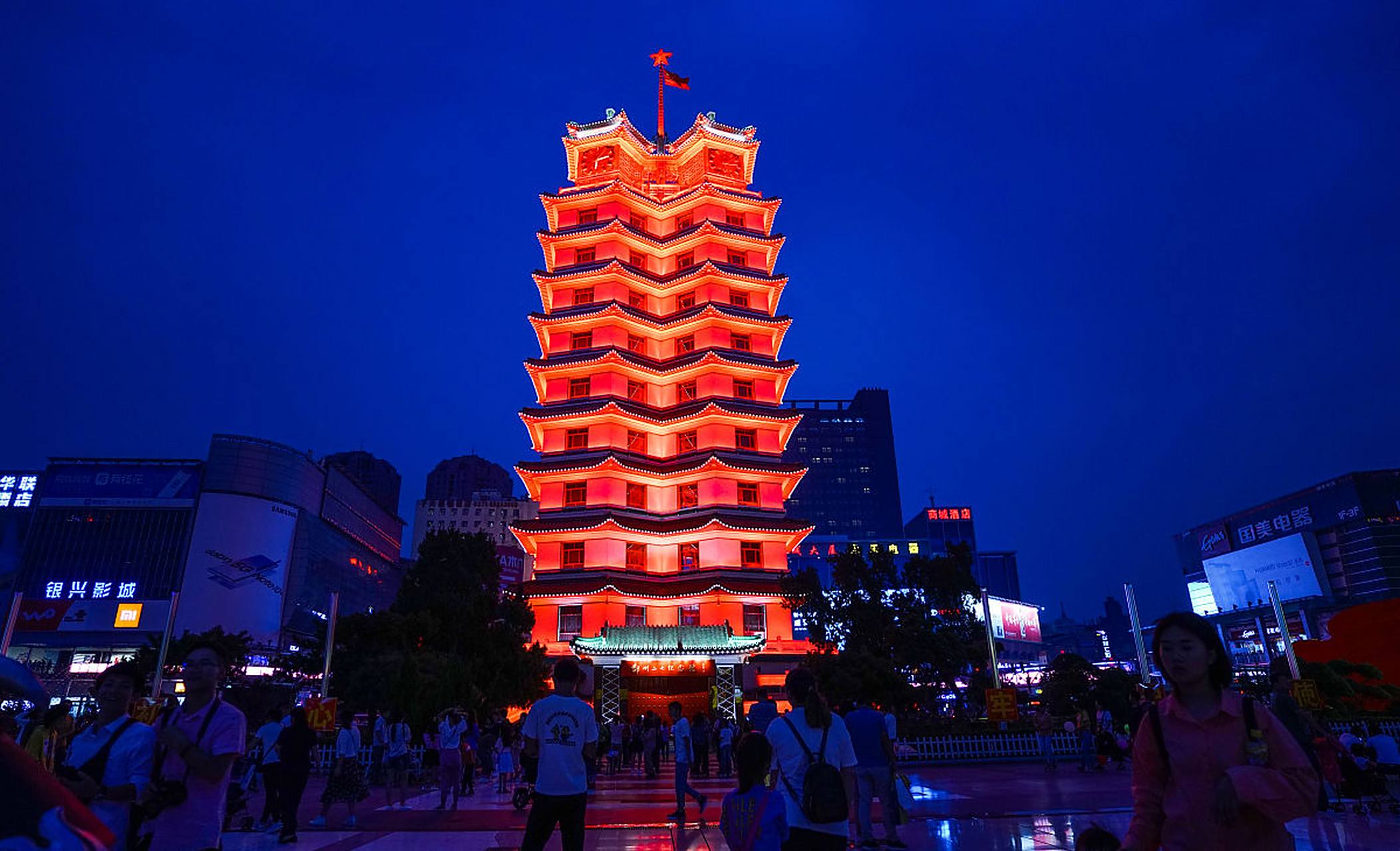 二七塔之所以呈现出红色,背后有着多重原因.