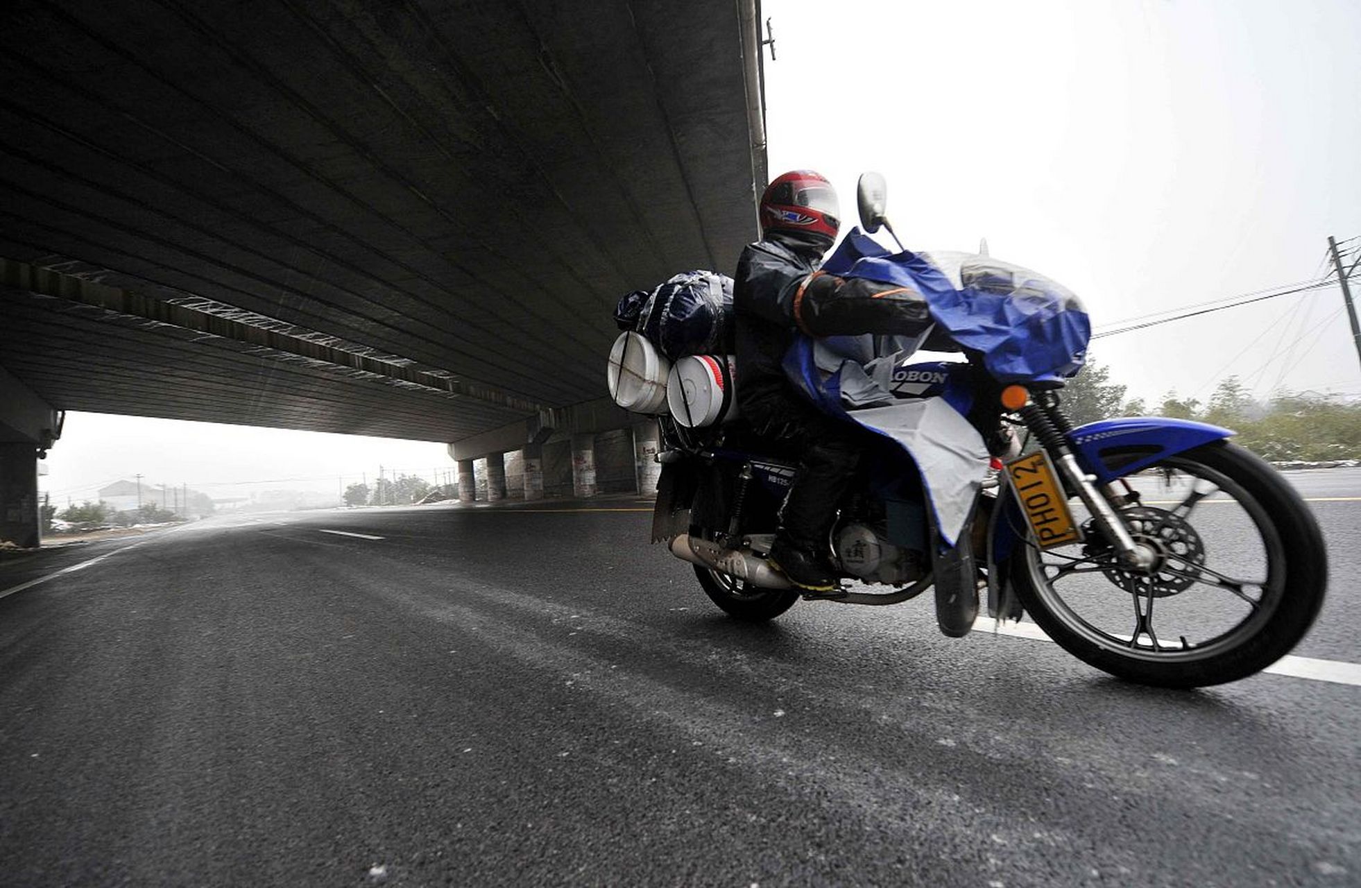 有一个摩托车事故案例,事故造成乘车一男一女共计二人当场身亡.