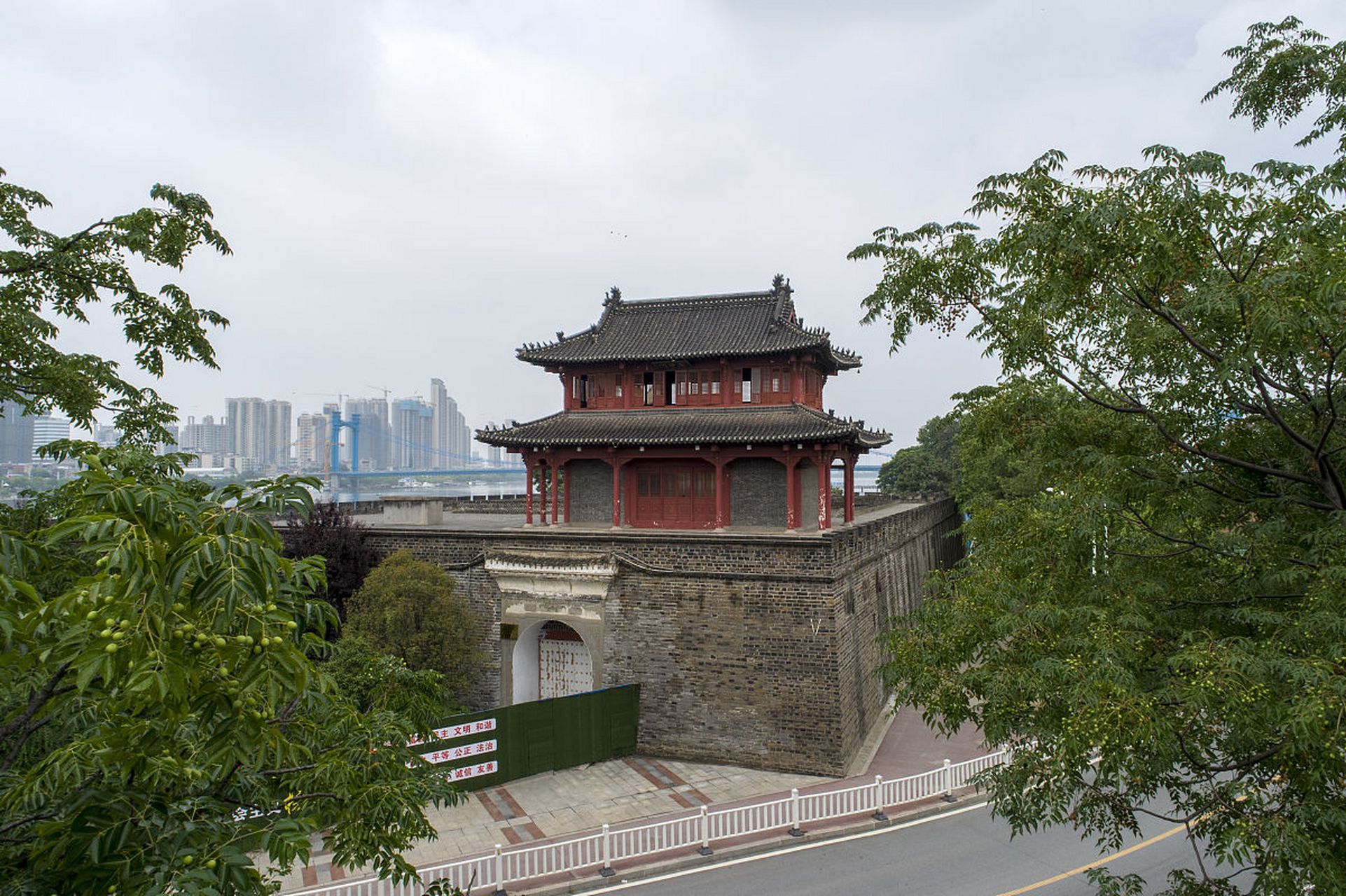 江苏徐州有五大名楼的说法,即鼓楼,霸王楼,黄楼,燕子楼,彭祖楼(一说