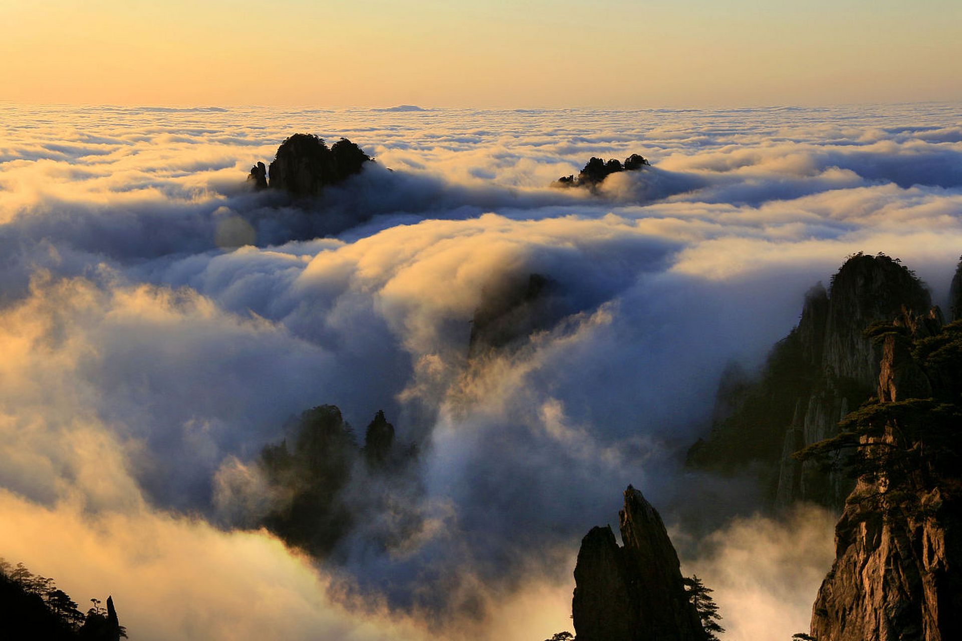 位于安徽省的黄山,是中国著名的风景名胜区之一,以其奇特的地貌,壮丽