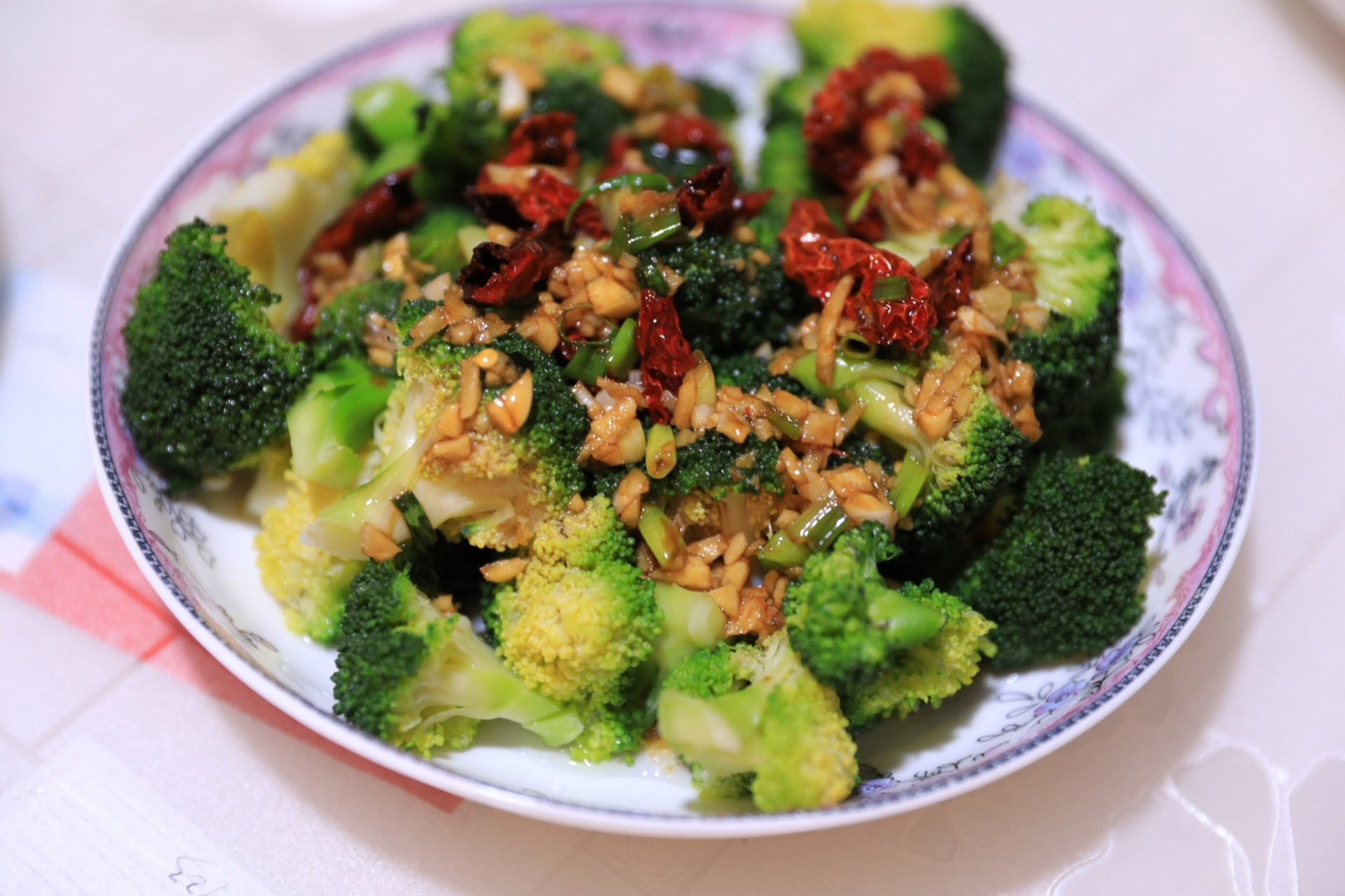 最简单的凉拌西兰花做法  1,西兰花洗净,切小块,西兰花的梗去皮切成小