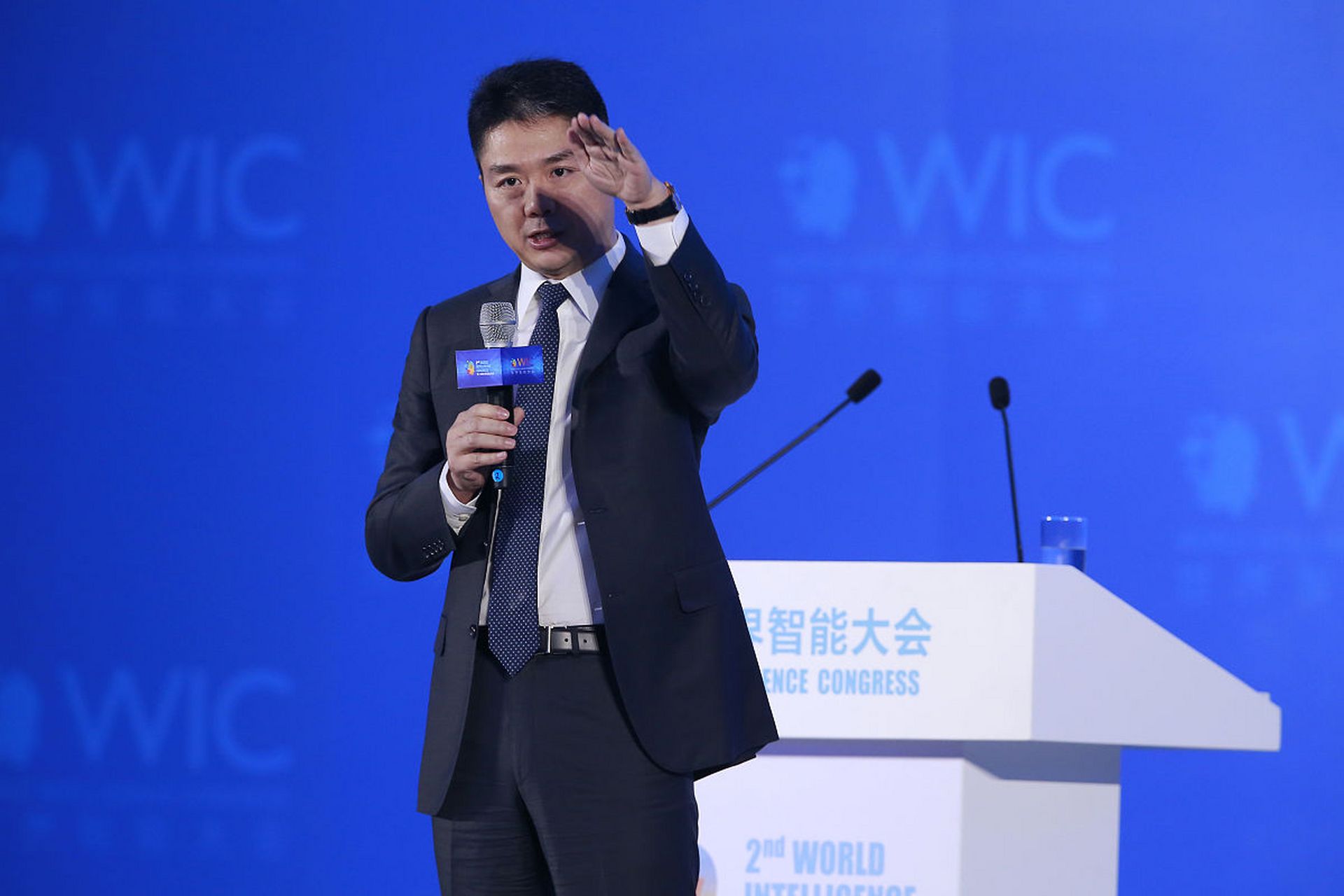 乐视手机,乐视电视都是抄小米模式.