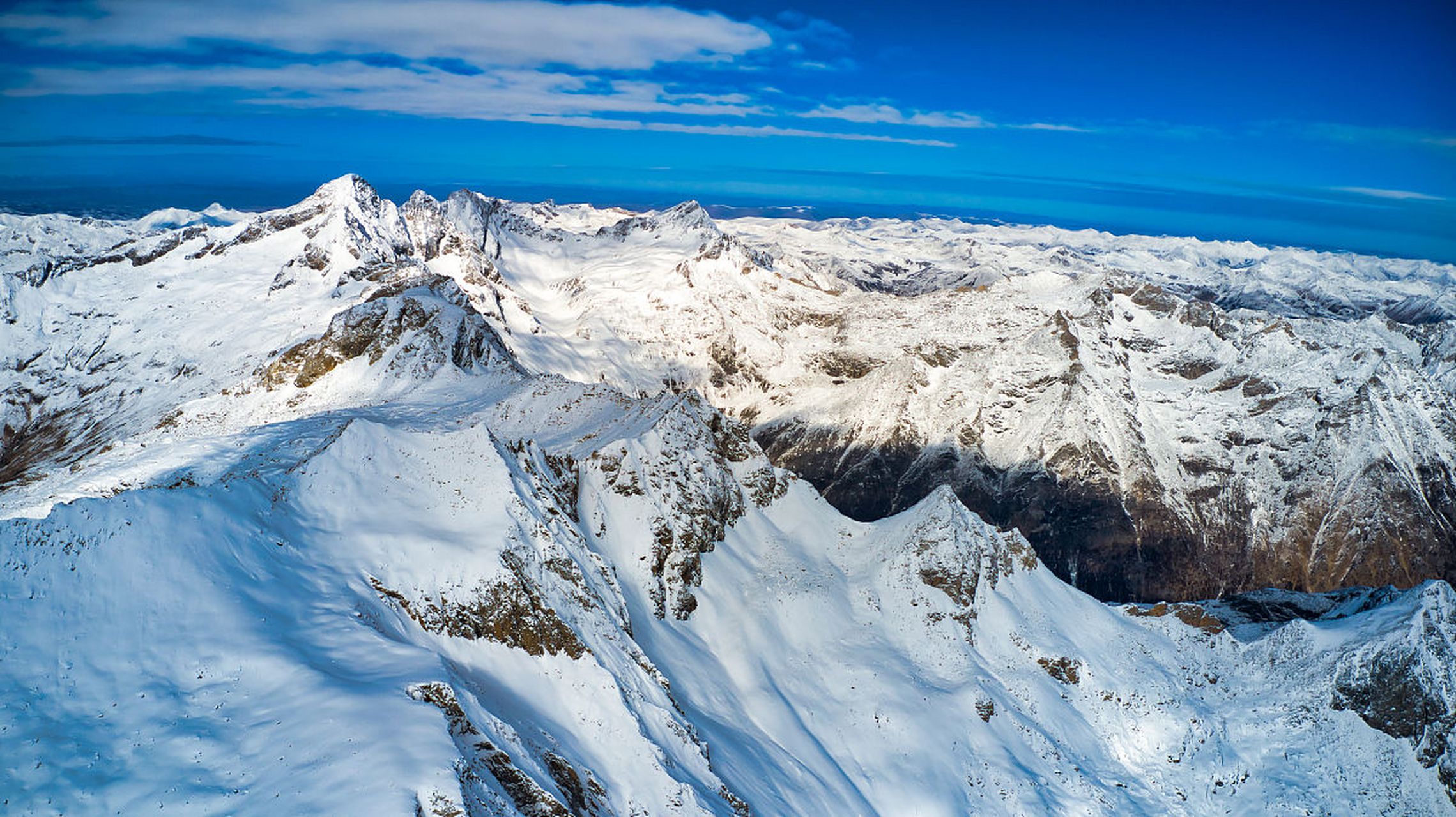 达古冰山风景名胜区位于中国四川阿坝藏族羌族自治州黑水县境内,是一