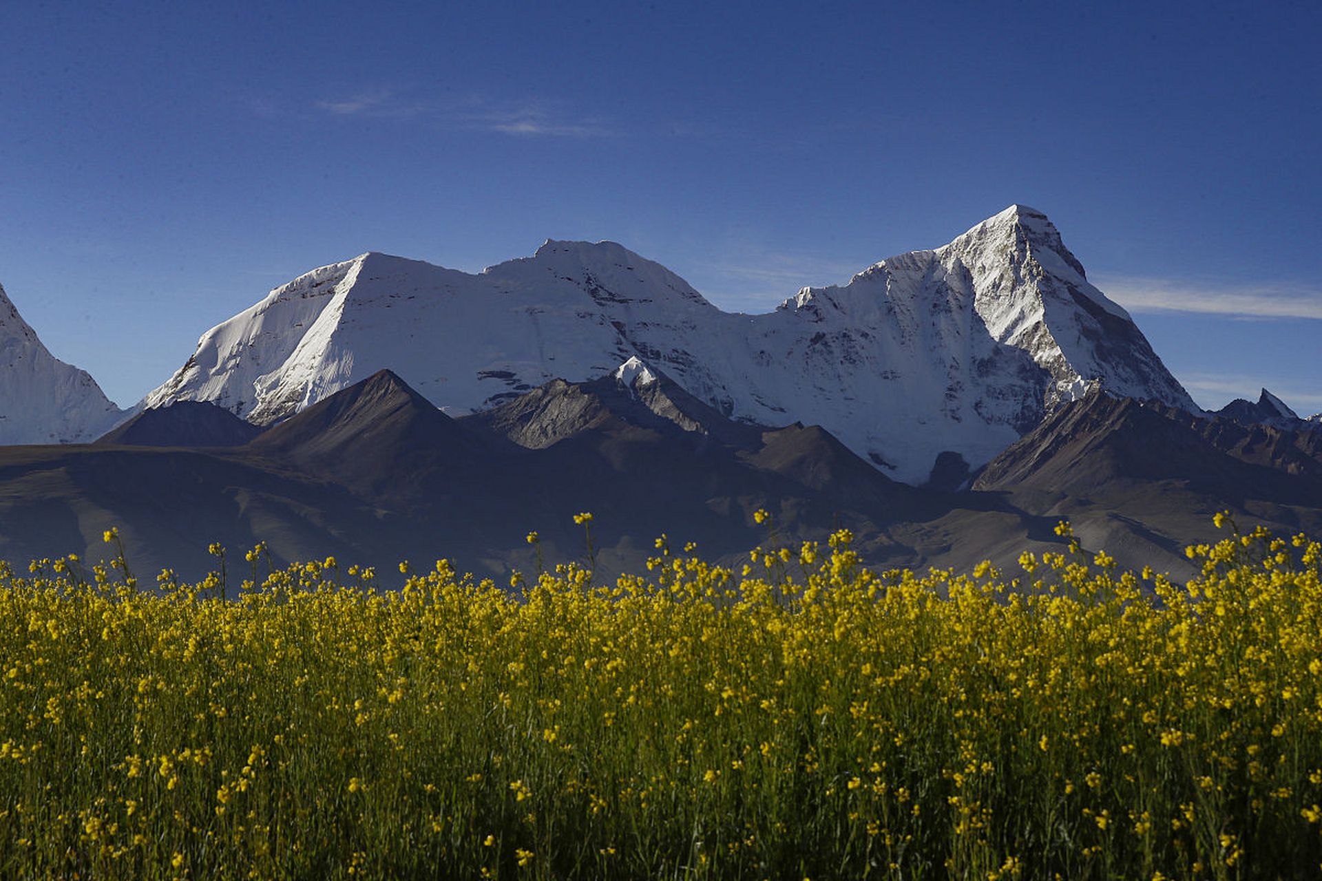 卓木拉日雪山的确是一座壮观的自然景观,它所蕴含的民俗文化,地质历史