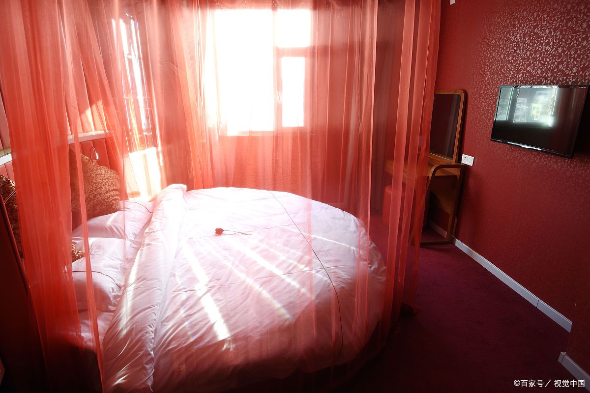 我和丈夫小杰,在这个繁忙的城市里经营着我们的小家