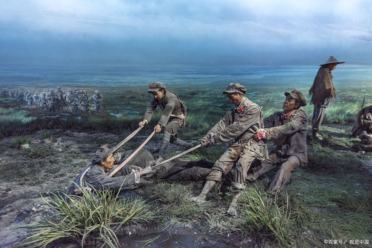 1935年,长征过草地时,战士吃肉,他吃野菜,却偷偷把羊肝藏起来