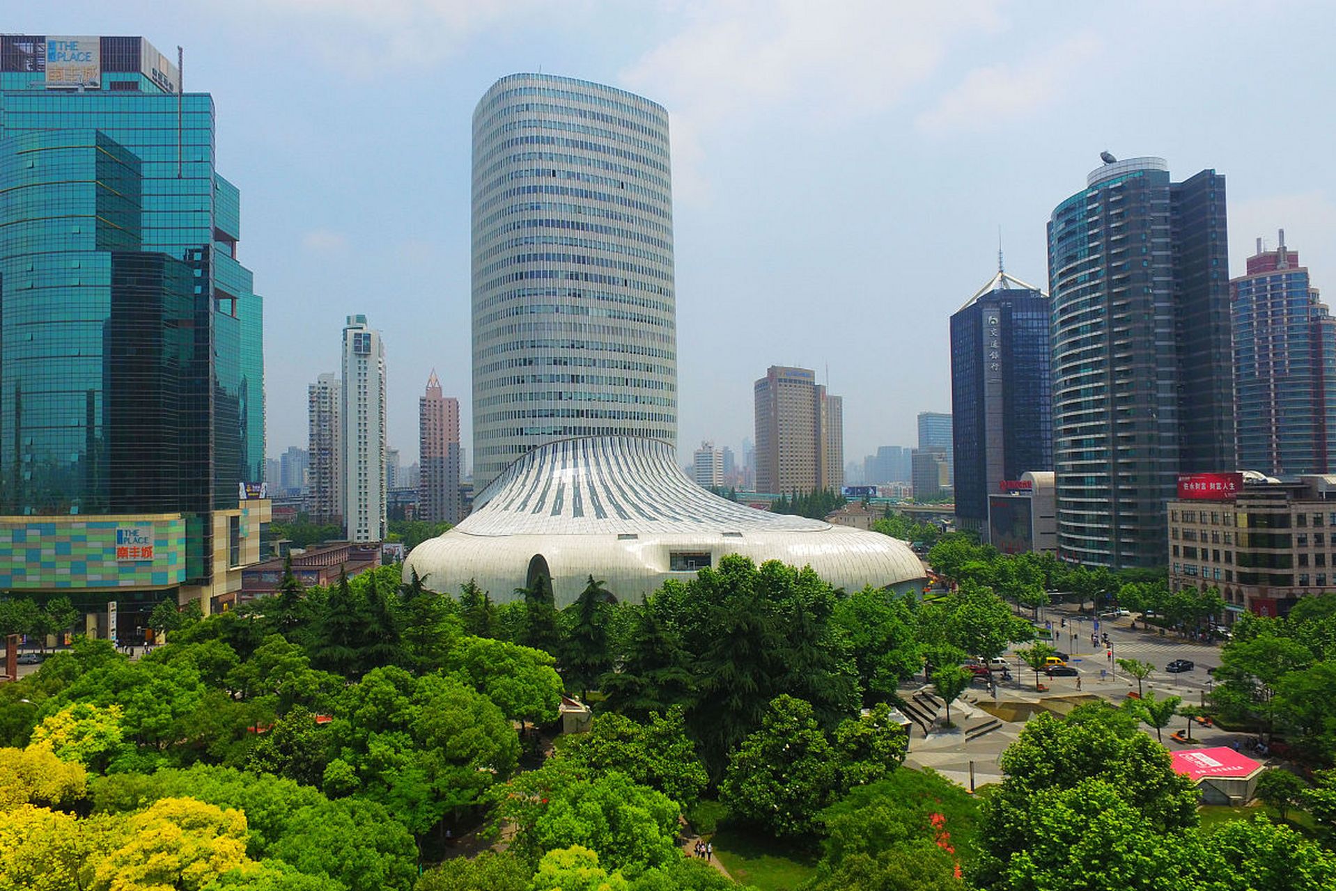 镜头里的春天# 随着城市的快速发展,南宁人民广场也需不断改进和完善