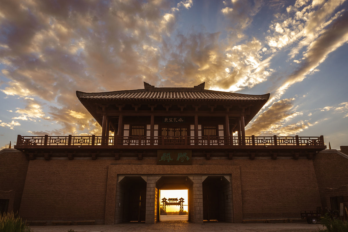 打卡地:西安阿房宫遗址公园 荒芜中透着恢弘,夕阳下的夯土台基像被