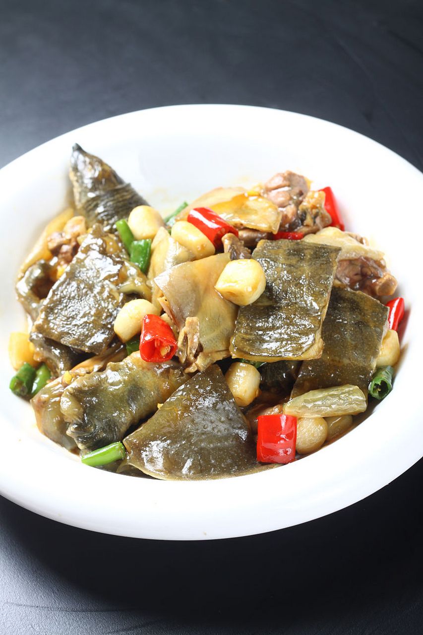 想品尝绝味红烧甲鱼吗?新鲜食材,精准火候!