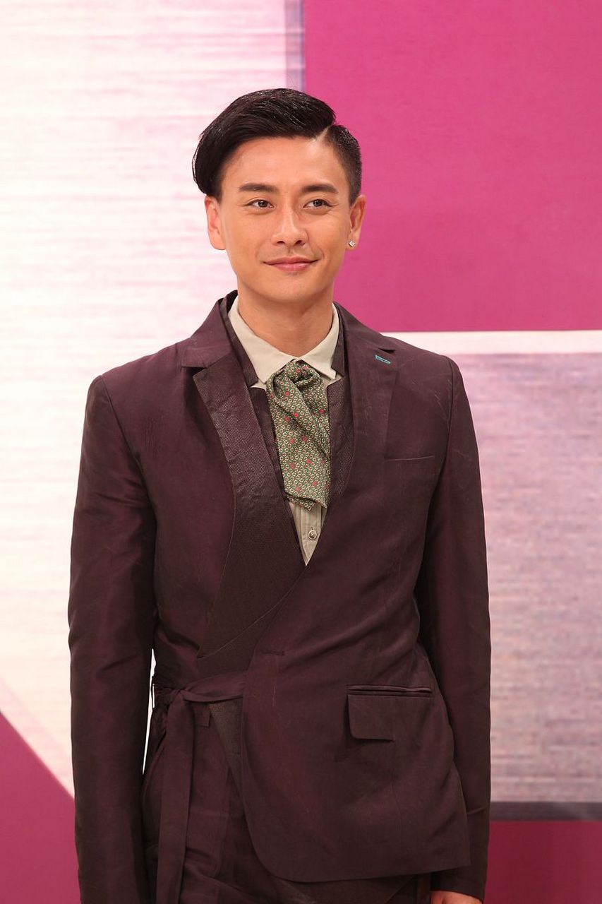 "  黄宗泽是香港著名男演员,以其精湛的演技和迷人的外貌而著称.