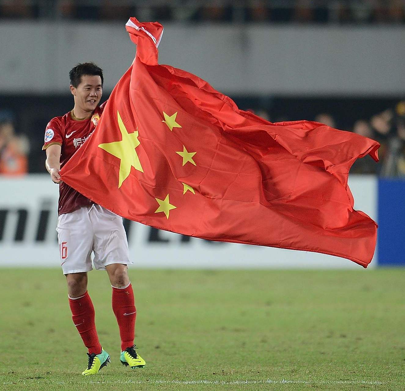 新秀"青出于蓝而胜于蓝",旧将一专多能,就如冯仁亮那样一边踢业余