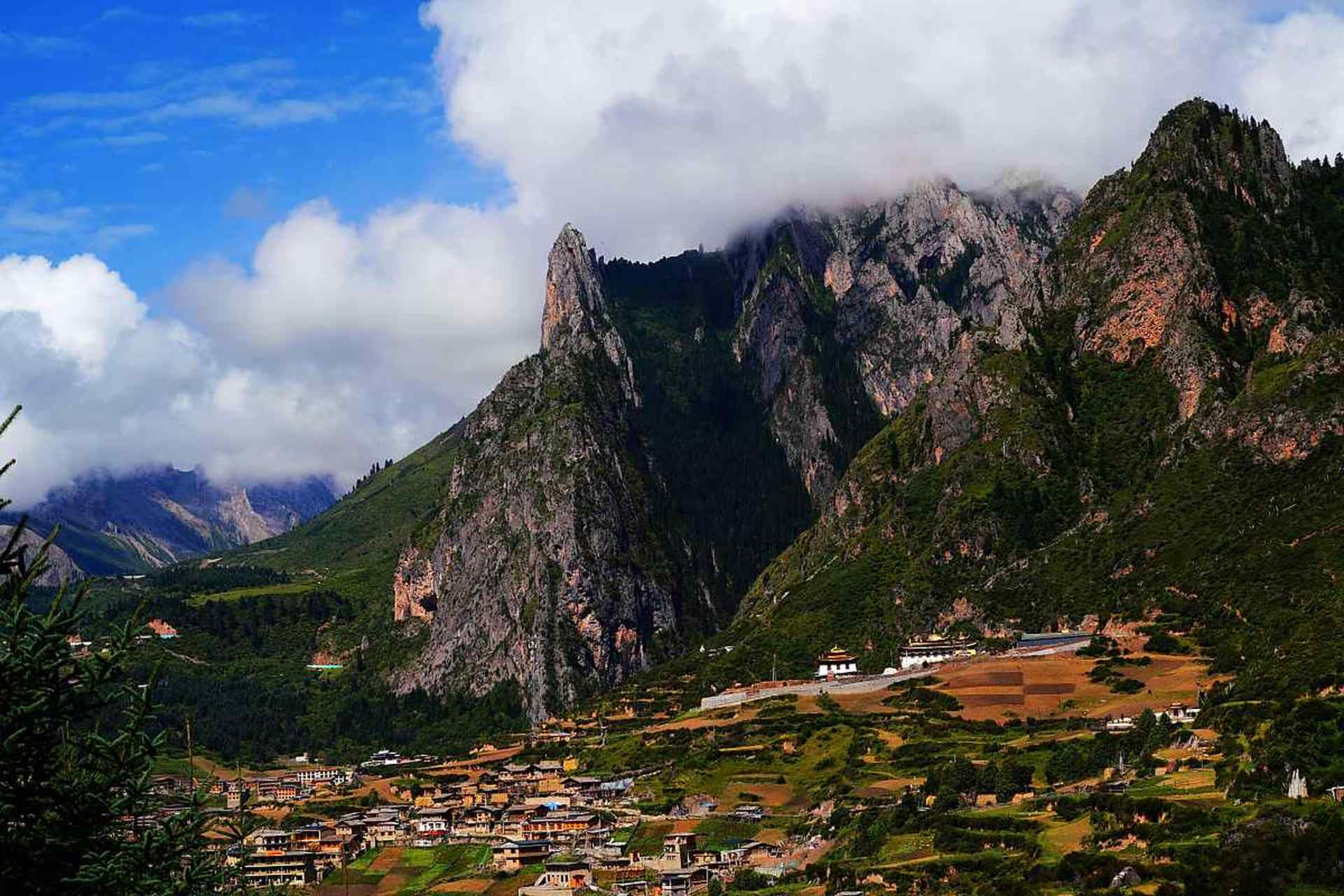 扎尕那山,位于如今的甘肃迭部县西北28公里处,益哇乡的最上部.
