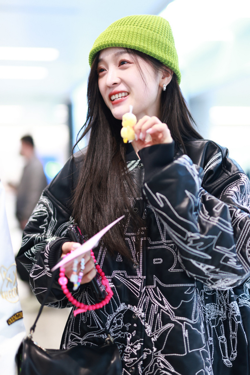 5月25日,有媒体称吴宣仪在2021年收入高达1个亿,其中包括公司乐圾给