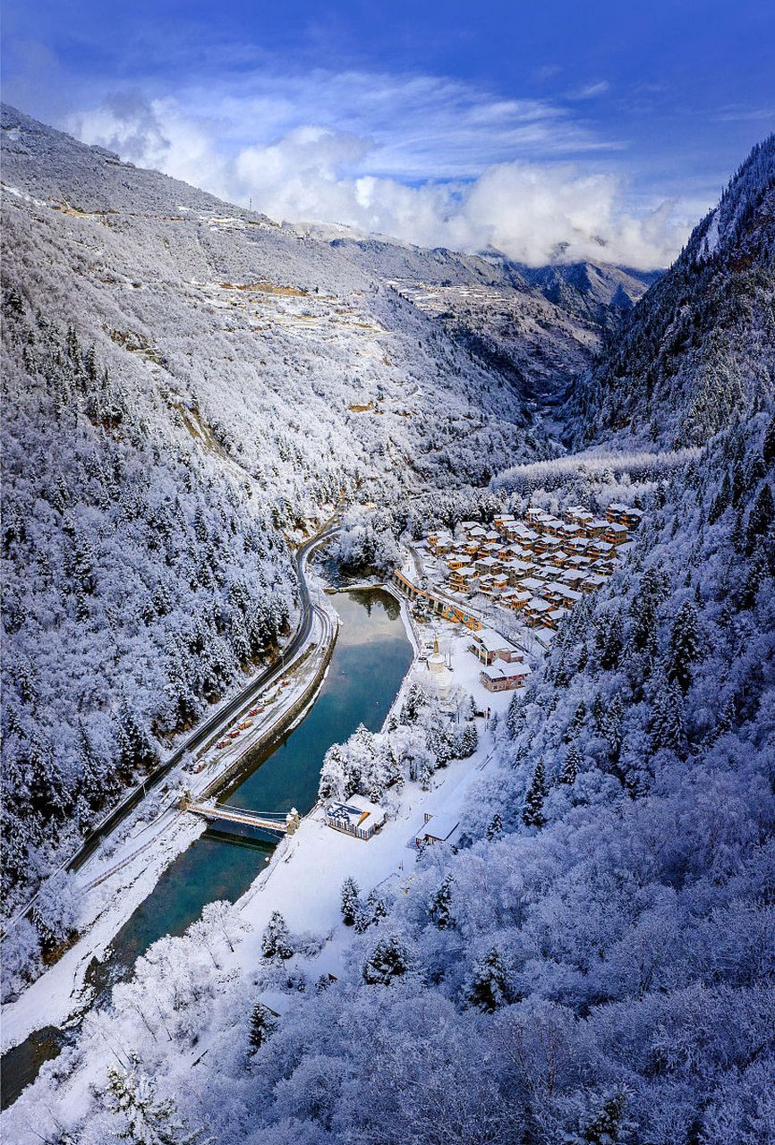9015 作为四川省阿坝州黑水县最重要的旅游景点之一,达古冰川以其