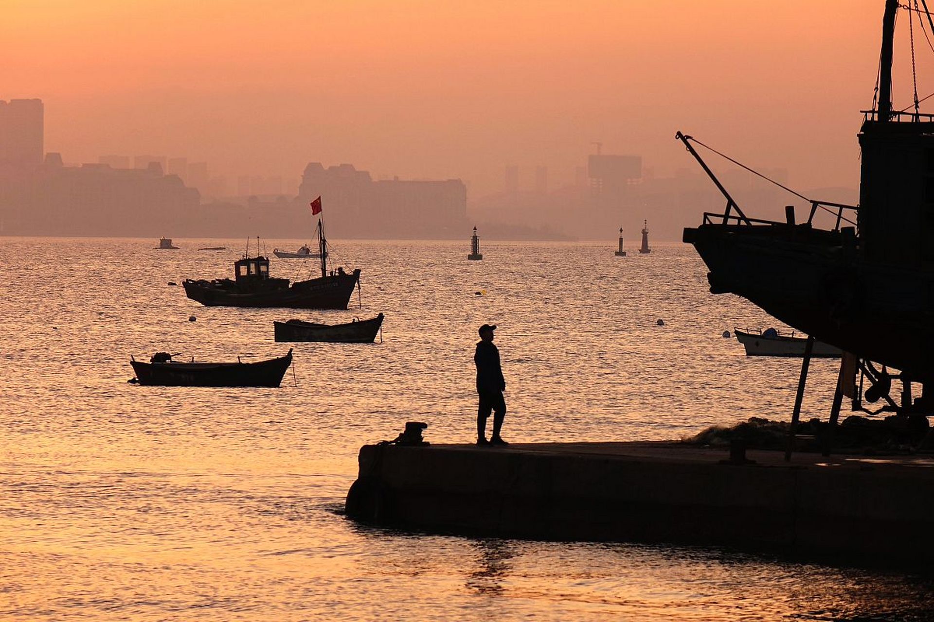 02  千嶂里,长烟落日孤城闭.  愁客叶舟里,夕阳花水时.