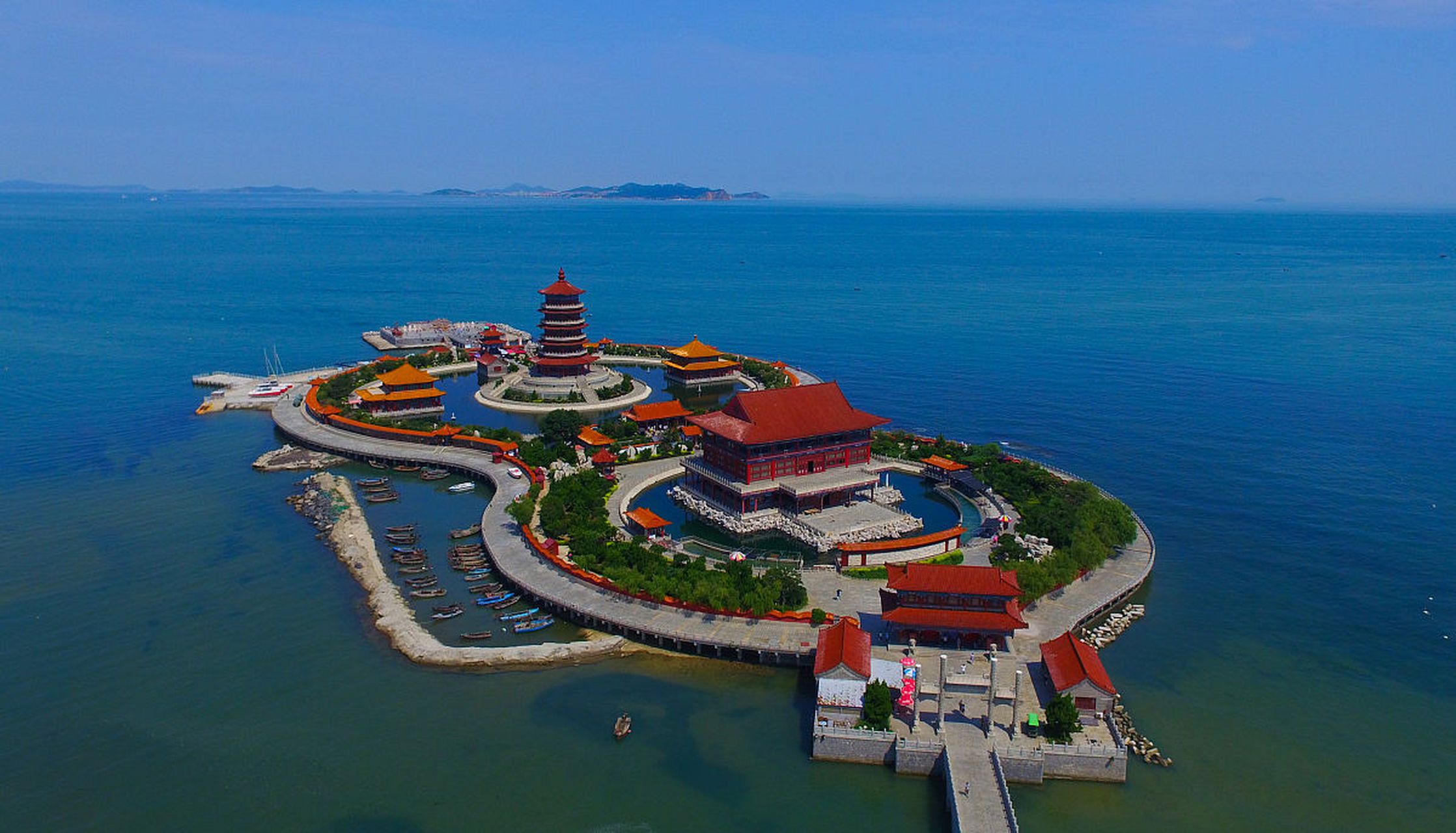莱州,自然景观如诗如画:云峰山的秀丽,金沙滩的广阔;历史文化景点引人