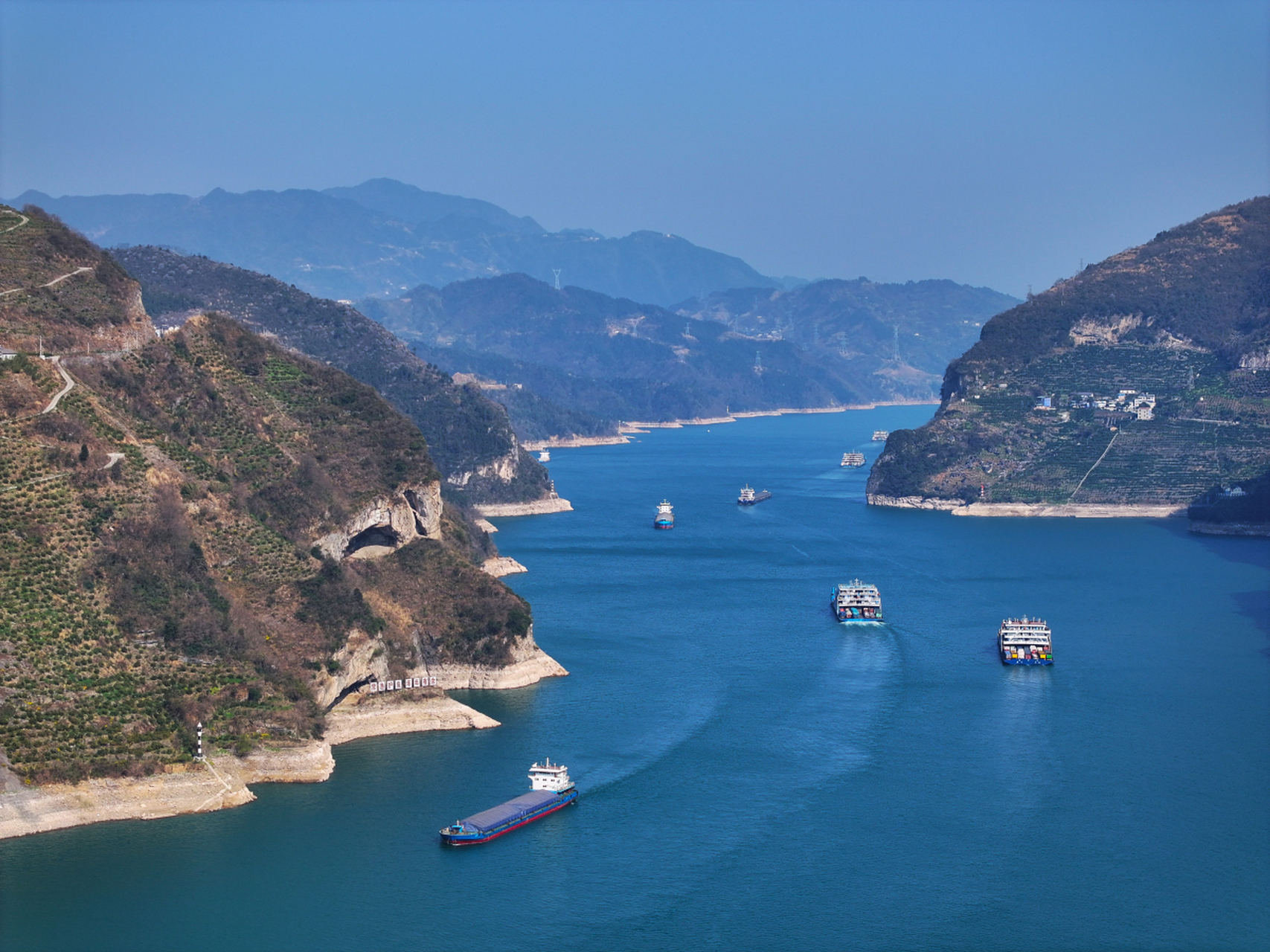 乘船游览,你会被那险峻的山势,清澈的水流所震撼