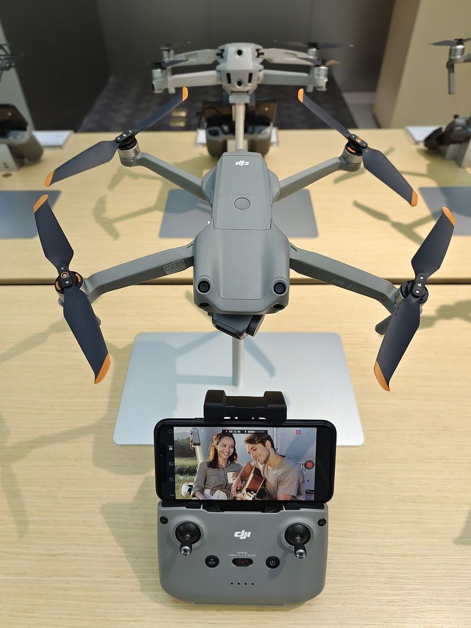 人机系列涵盖从入门级到专业级的各类无人机,包括特洛tello,mavicmini