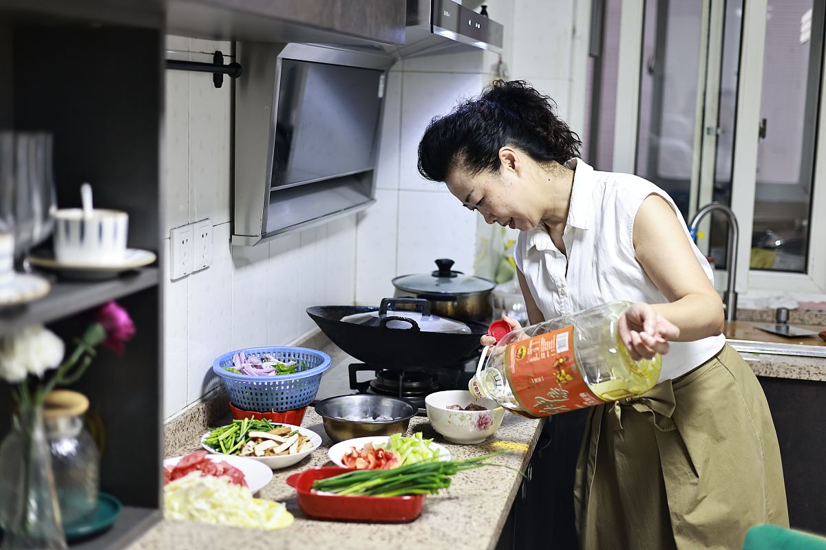 妈妈起早贪黑给孩子做饭婆婆在厨房忙碌的真实照片图片儿媳收拾碗筷