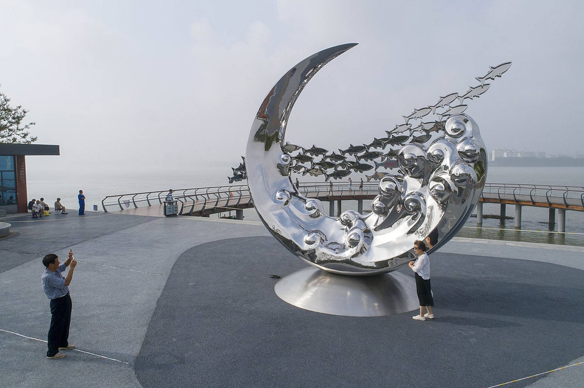 不锈钢浪花雕塑的寓意通常与海洋,力量,生命和永恒有关