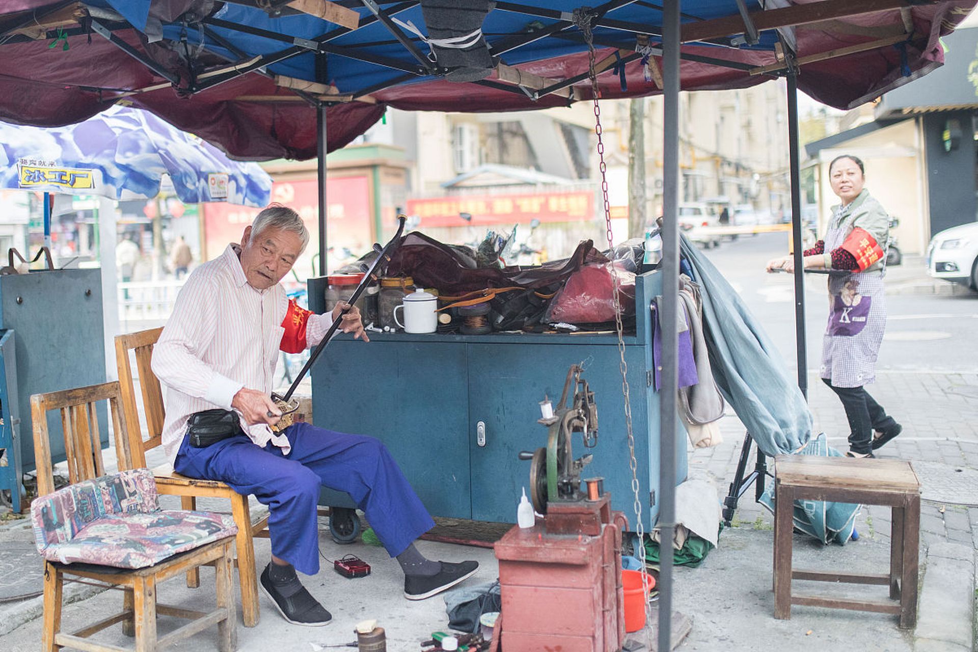 上海的街头出现修鞋摊,是影响了市容还是方便了市民?