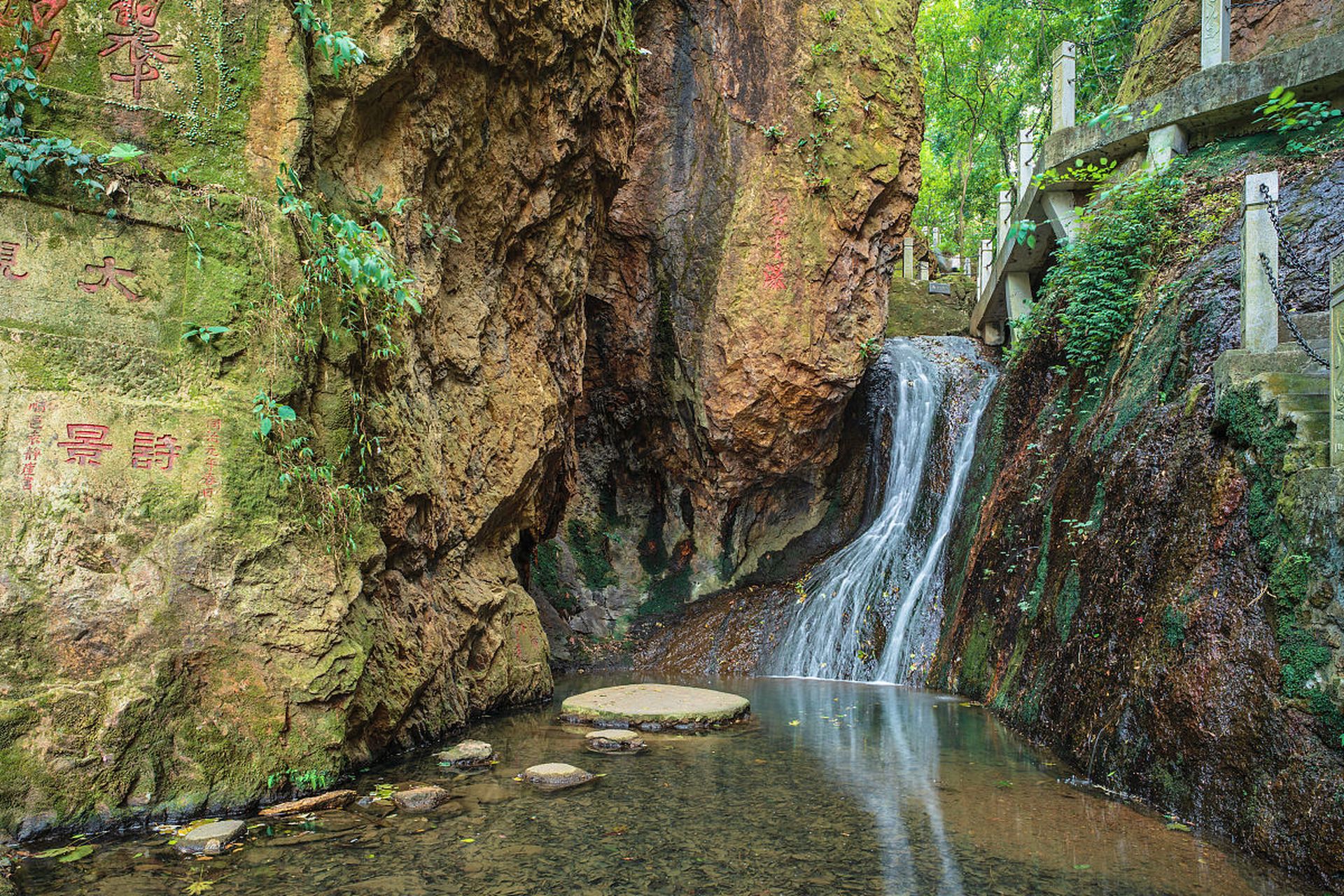 天柱沟风景区位于河南省辉县市南寨镇柿园村,拥有美丽的自然风光和