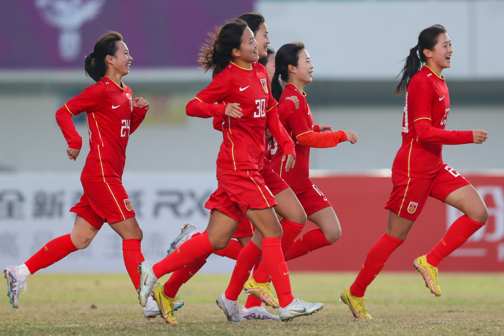 中国女足在奥运会预选赛中成功晋级东京奥运会八强,这是她们时隔12年