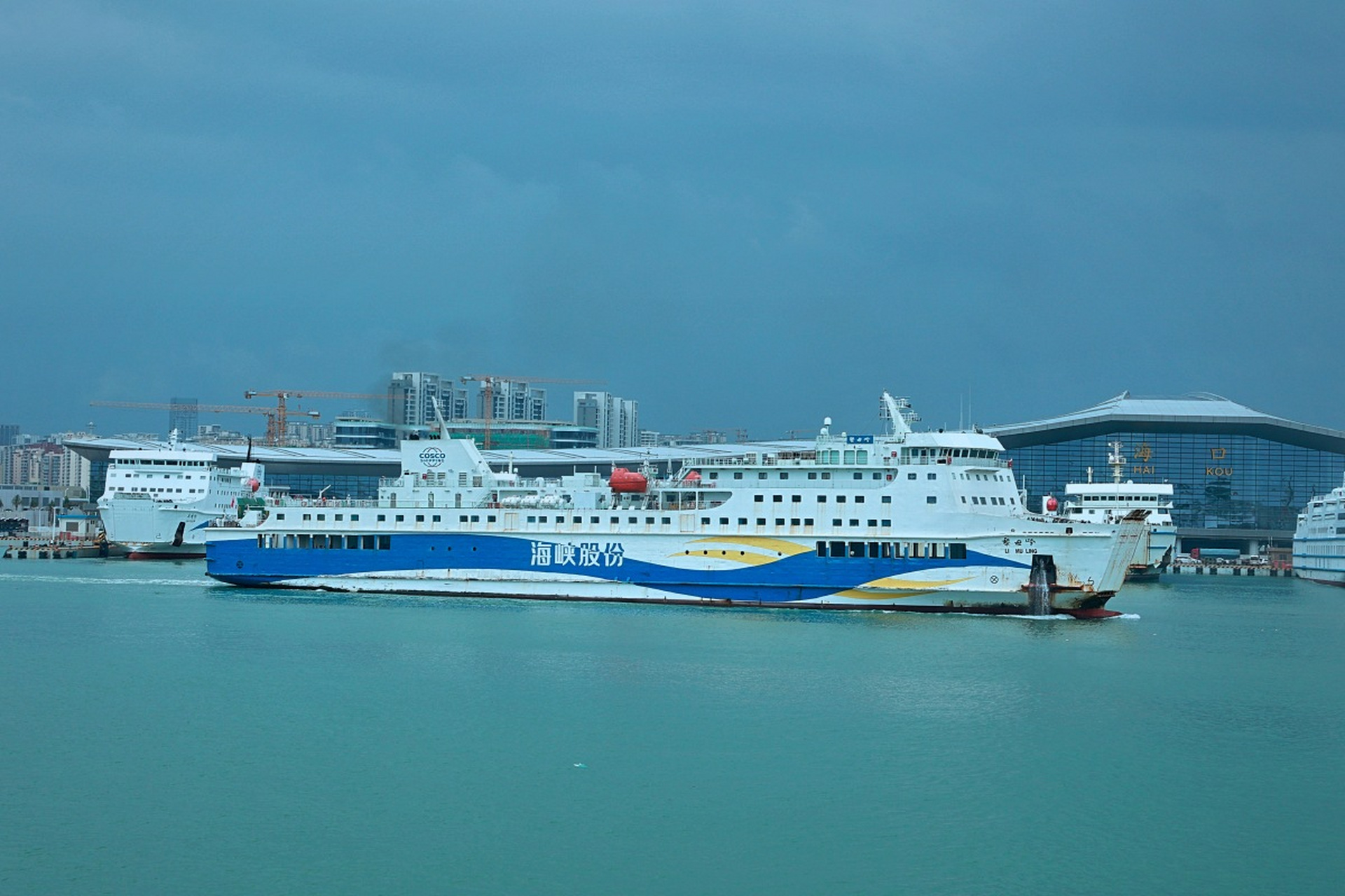 车主被困"海南"呈现"人走车留"的现象 近日,在海南的多名新能源车主
