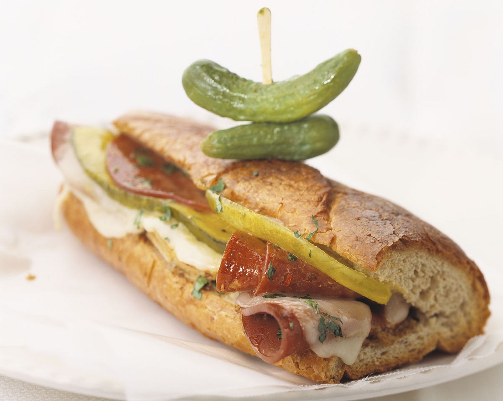 以法式长棍面包为基础,配以各种越南特色食材,制作简单,深受人们喜爱