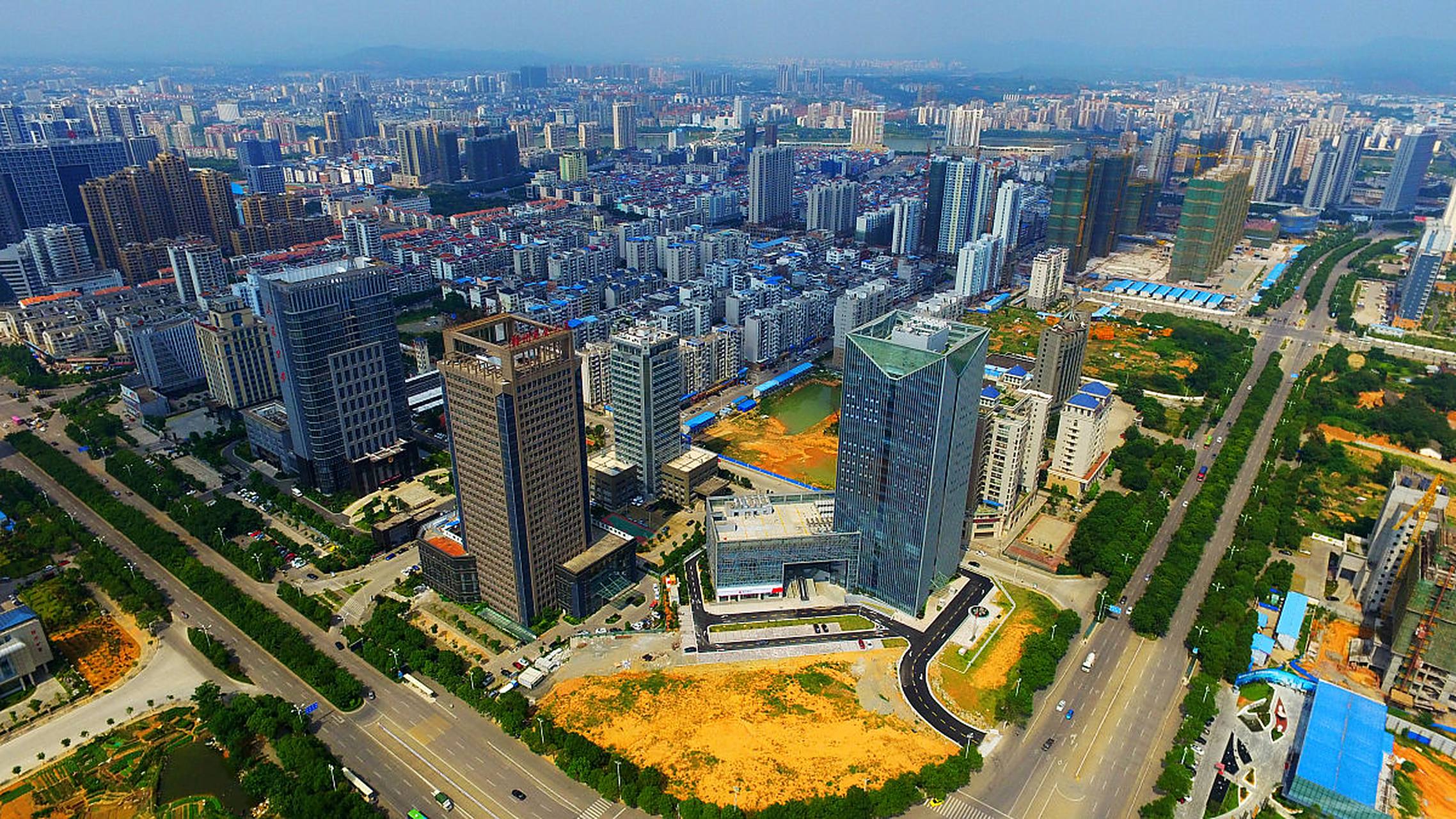 赣州,距广州仅3小时高铁,宋城历史悠久,值得一游. 2.