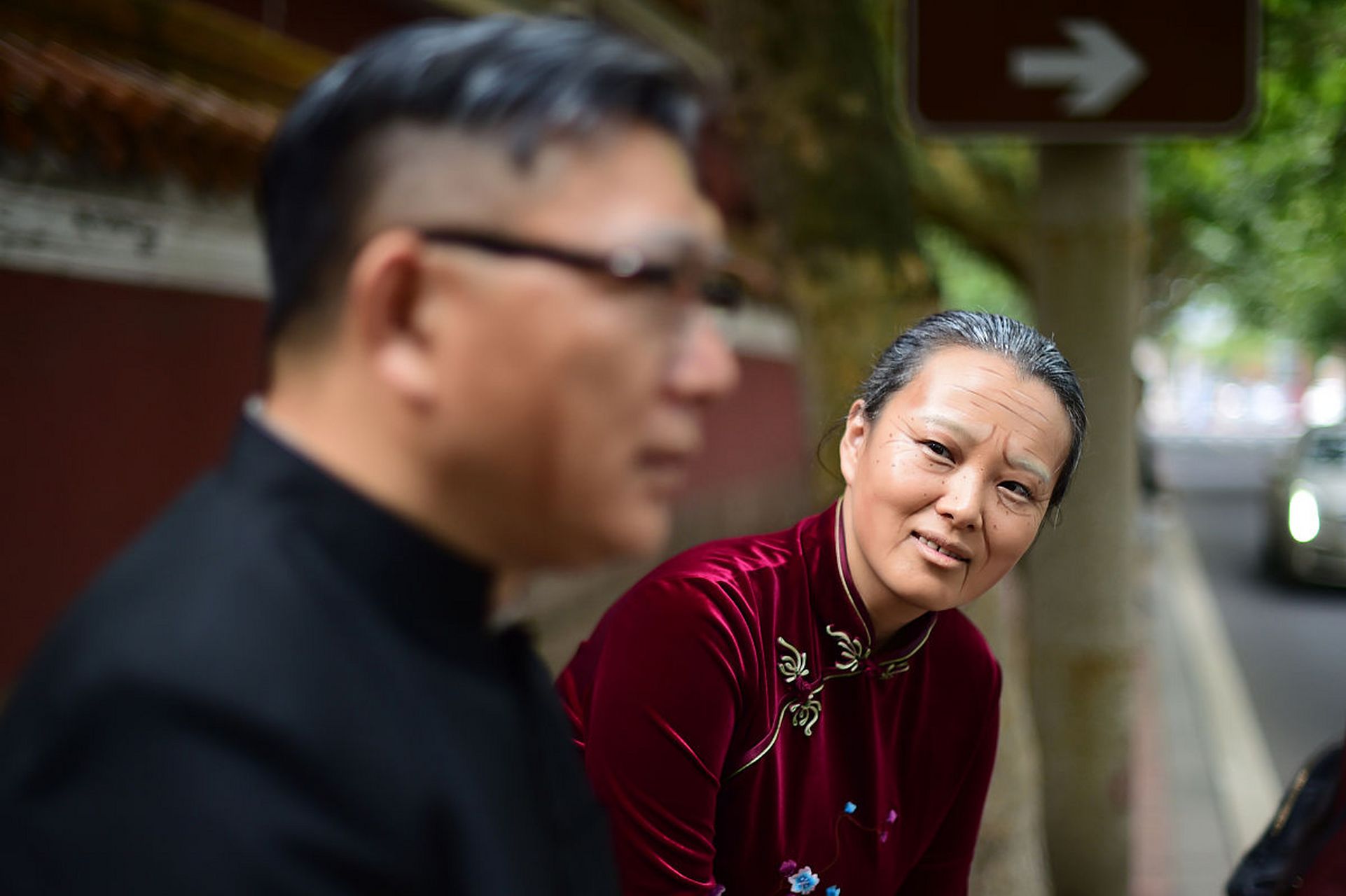 最近,一则关于"30岁怀胎女子为落户上海嫁六旬老伯"的新闻引发了广泛