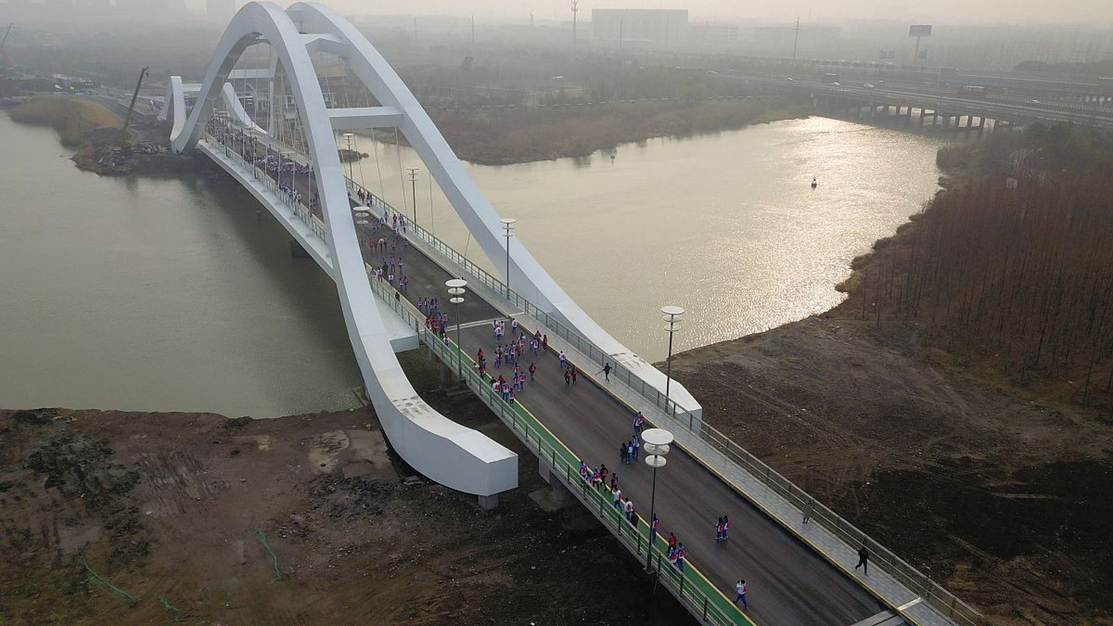 镜头里的春天# 随着夜幕的降临,春天的南阳仲景大桥被五彩斑斓的灯光