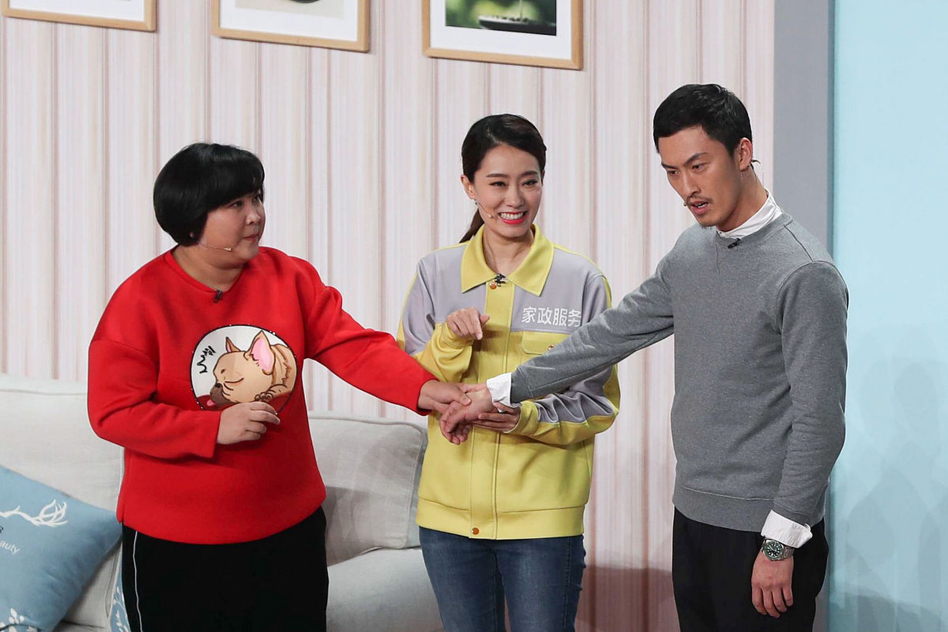 张小斐晒合照为贾玲庆生 素颜出镜比耶笑容灿烂   29日,张小斐发博晒