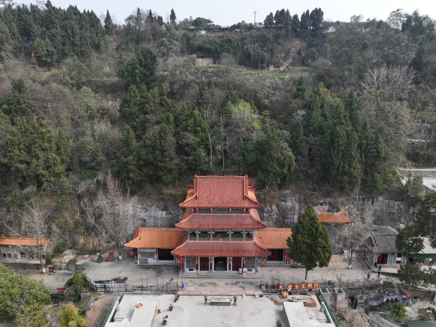 狮峰寺位于福安市溪柄镇,是闽东最早的佛寺之一,承载千年历史与文化.