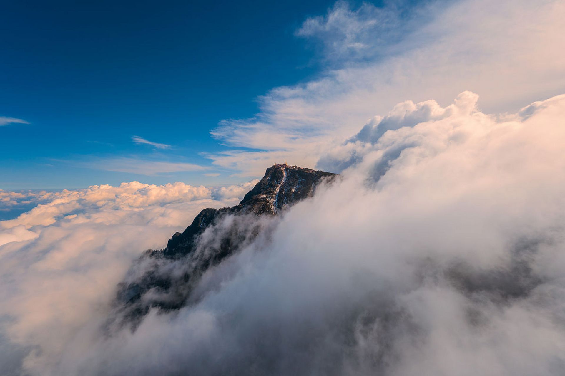 云雾缭绕的峨眉山,深山密林中的猴子最为有趣.