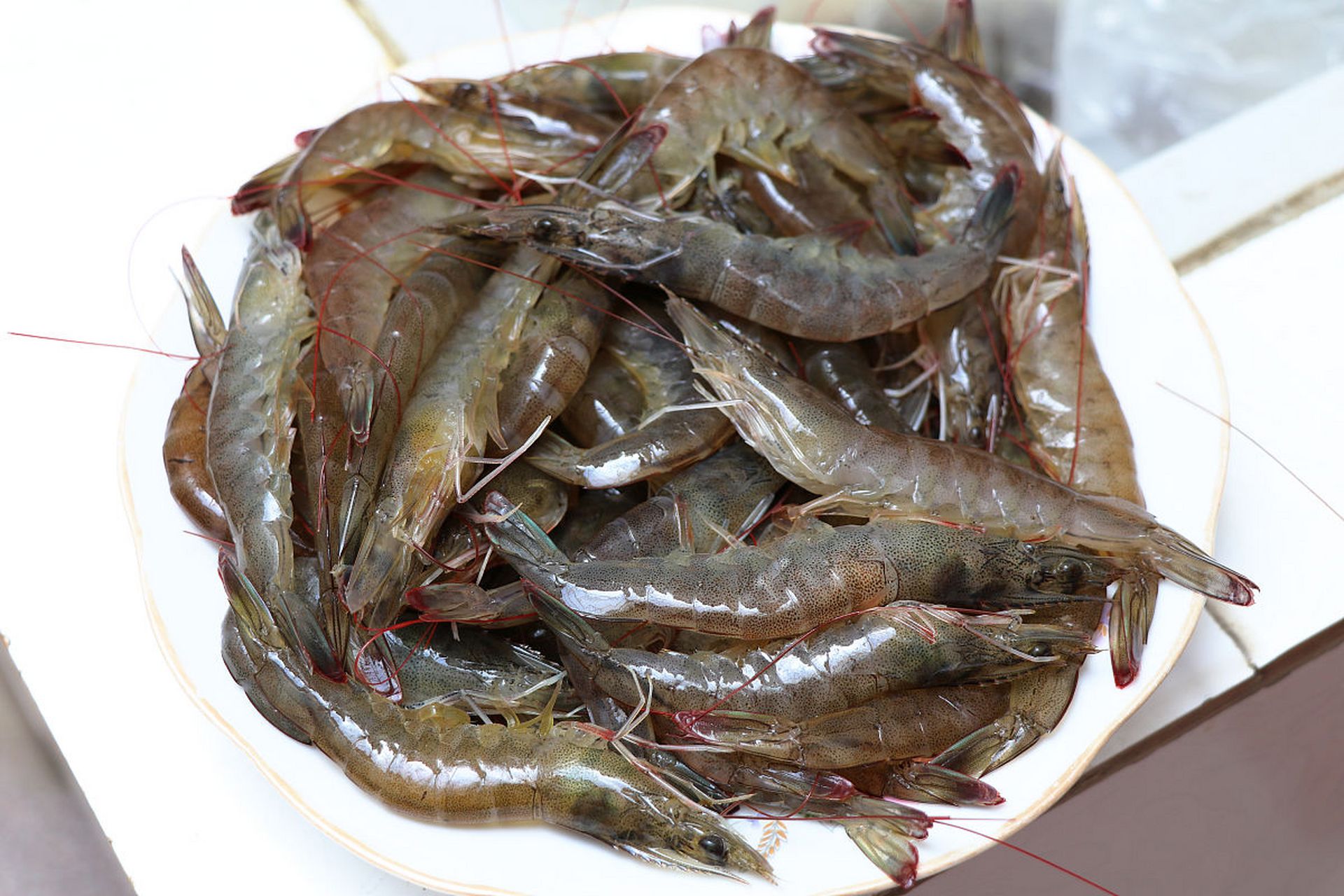 我女儿一看这么多小朋友都来吃虾,她就吃的比较快,有点抢着吃的样子.