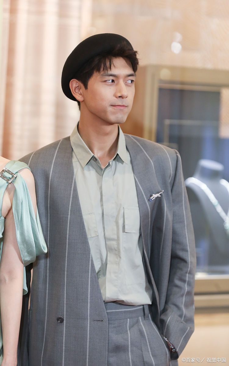 但是在金鹰奖的颁奖典礼上,李现跟李沁坐在一起,李沁鼓掌的时候