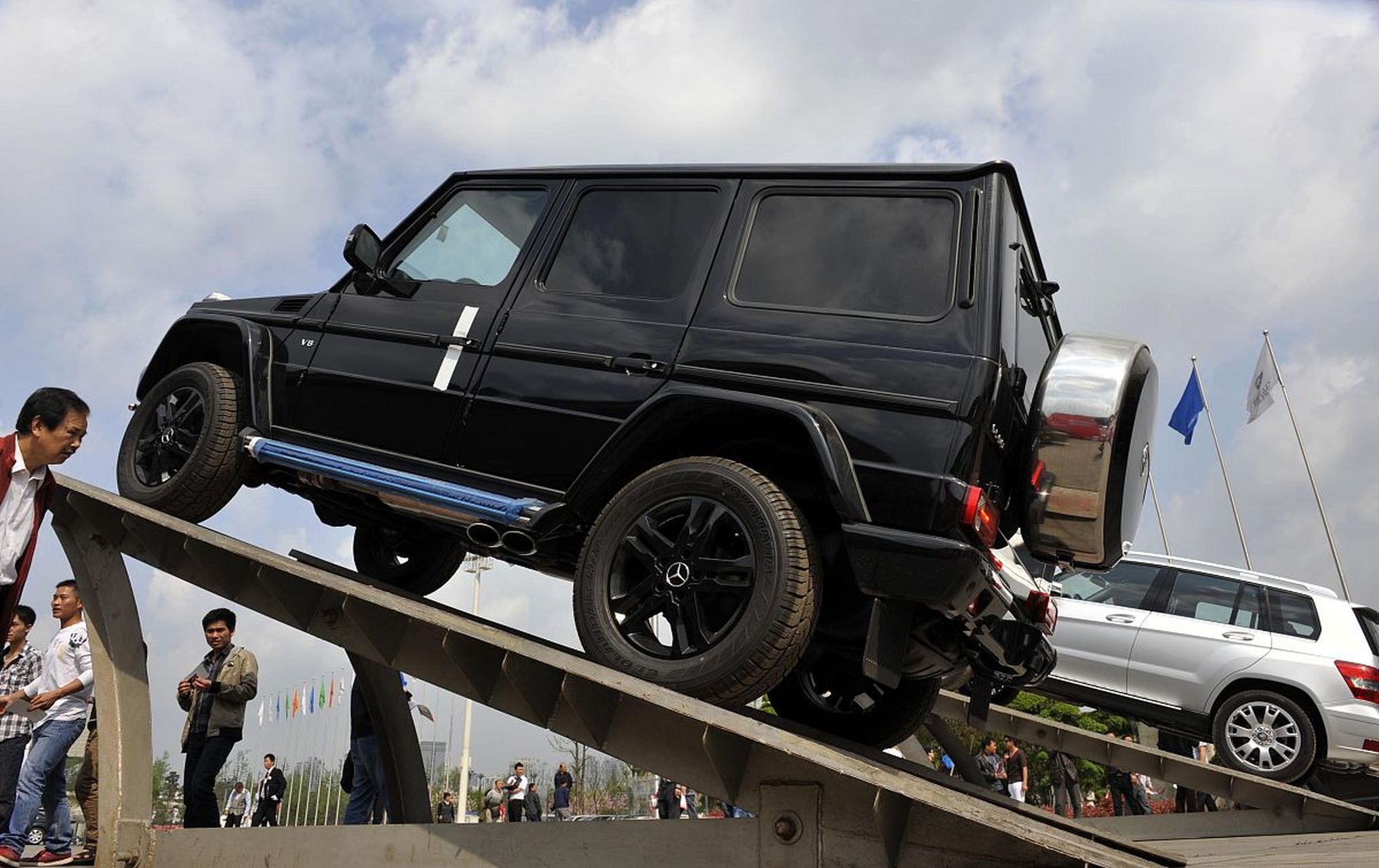 汽车是现代人生活中不可或缺的交通工具,但是它也有它的弱点.