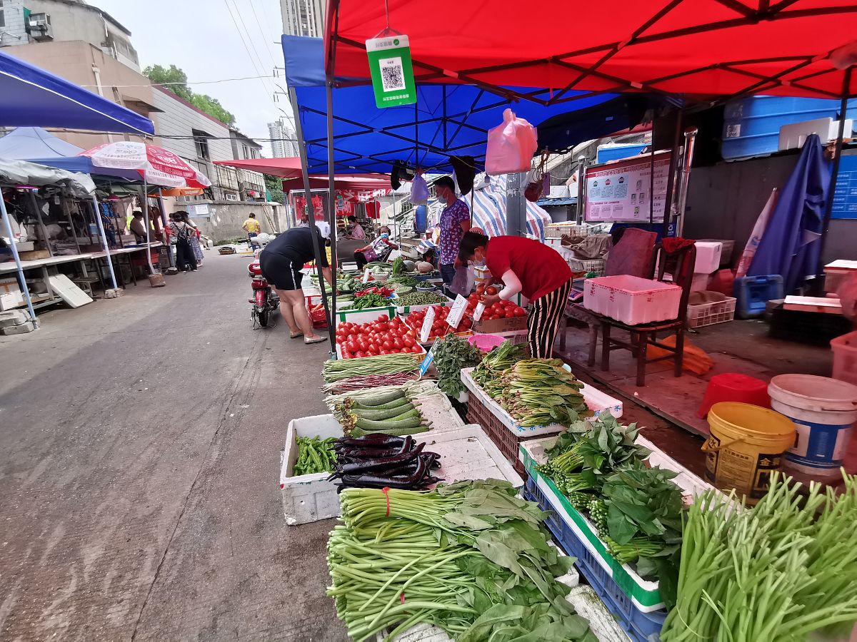 菜市场:走入菜市场,买菜的人和卖菜的人熙来攘往,川流不息,感受人与