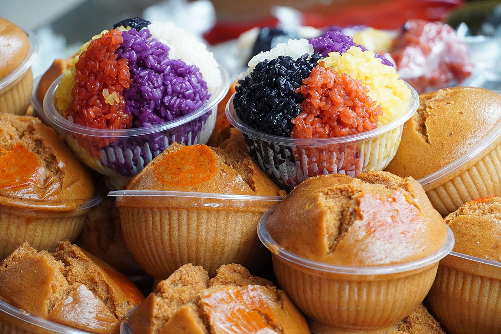 食在广西三月三# 五色糯米饭,这道美食的名称便源自其色彩斑斓的外观