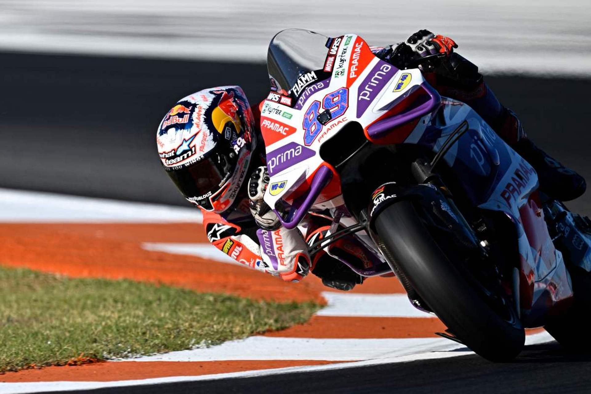 压弯技巧是摩托车骑行的重要技能,可提高行驶安全性和驾驶乐趣.