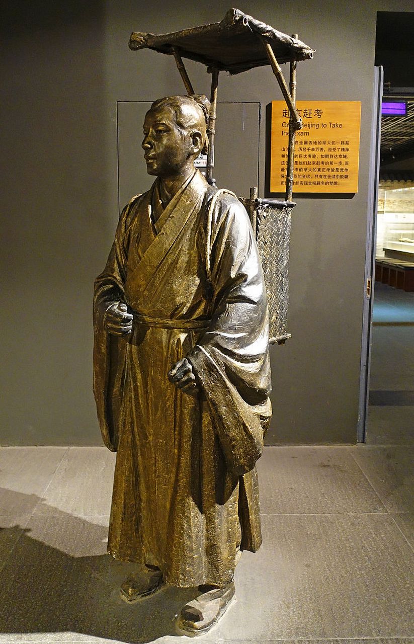 忍,于是脱下长衫将尸身盖住,并将尸体挪到一处废弃的古墓坑内安葬