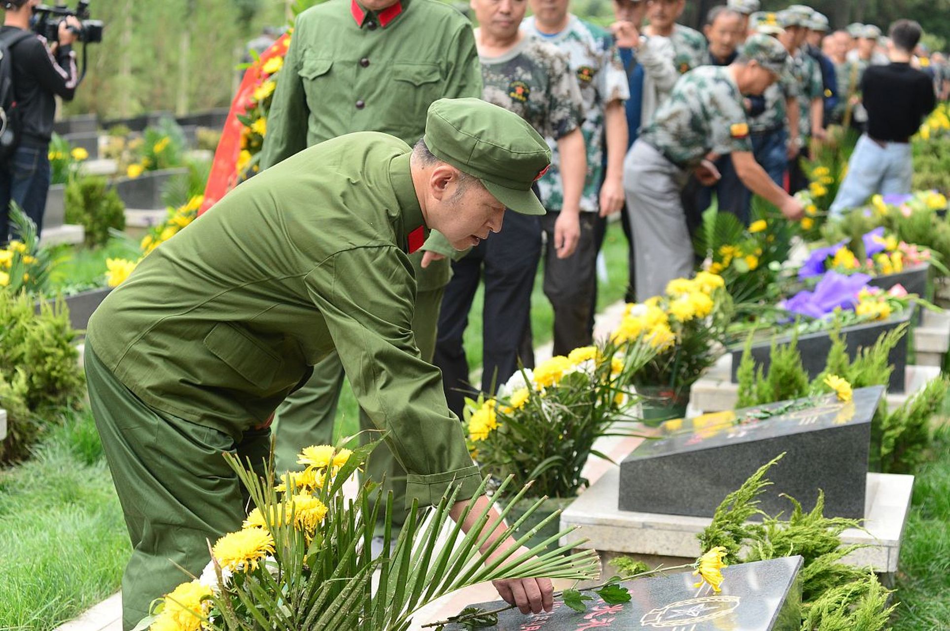 麻栗坡烈士陵园凭吊(三首)    作者:小勇哥 (一束黄花,献给祖国的英雄