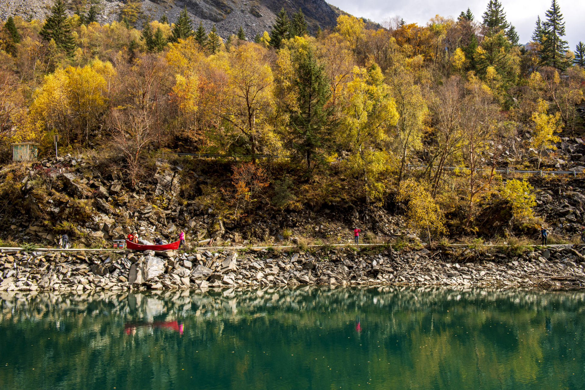 茂县松坪沟森林风景区,在成都市西北240公里,海拔高2200至2900米,属于