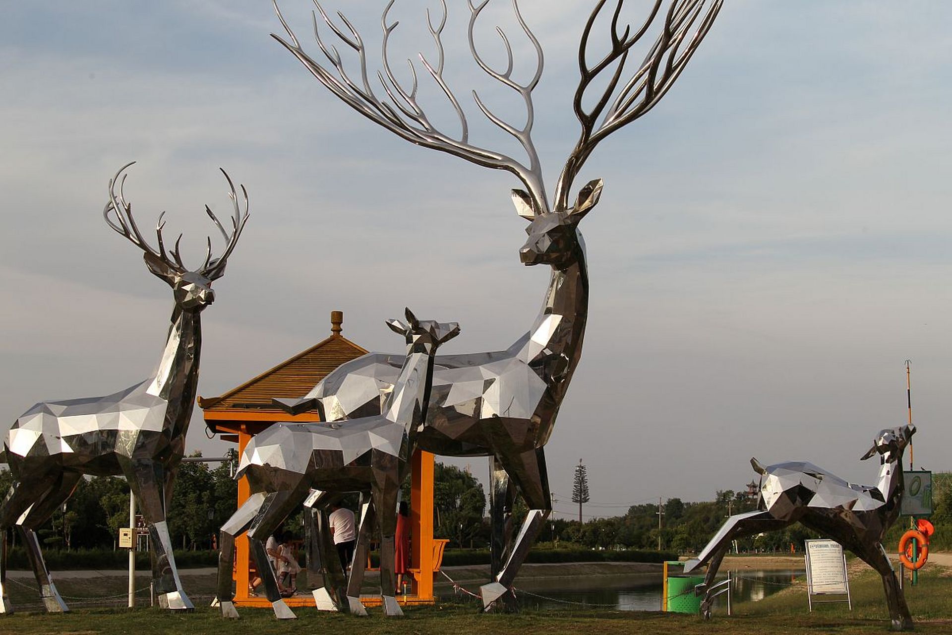 不锈钢雕塑鹿是一种常见的城市装饰品,通常被放置在公园,广场,街道等