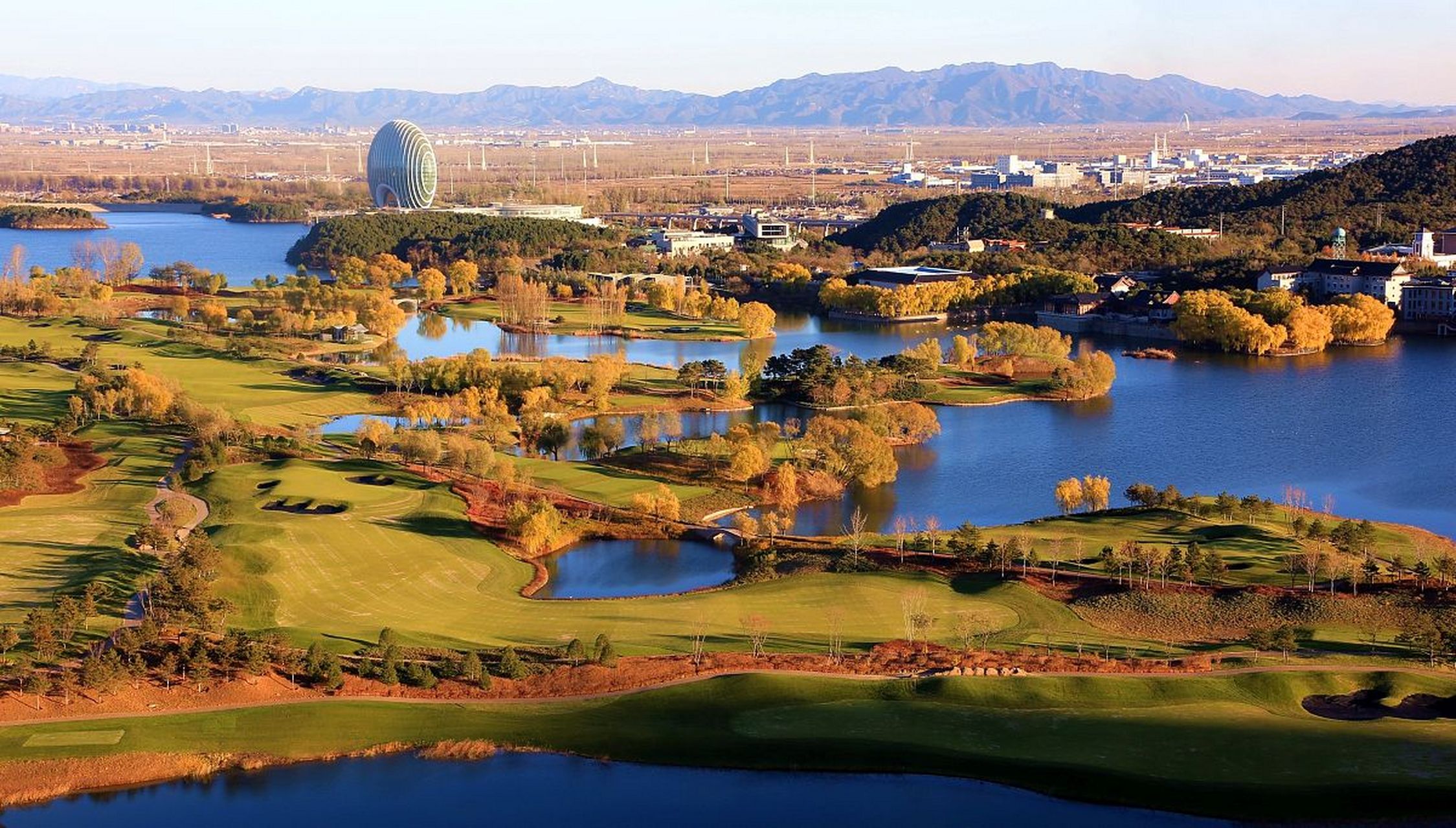 北京雁栖湖:位于北京市怀柔区,是一个美丽的湖泊景区.