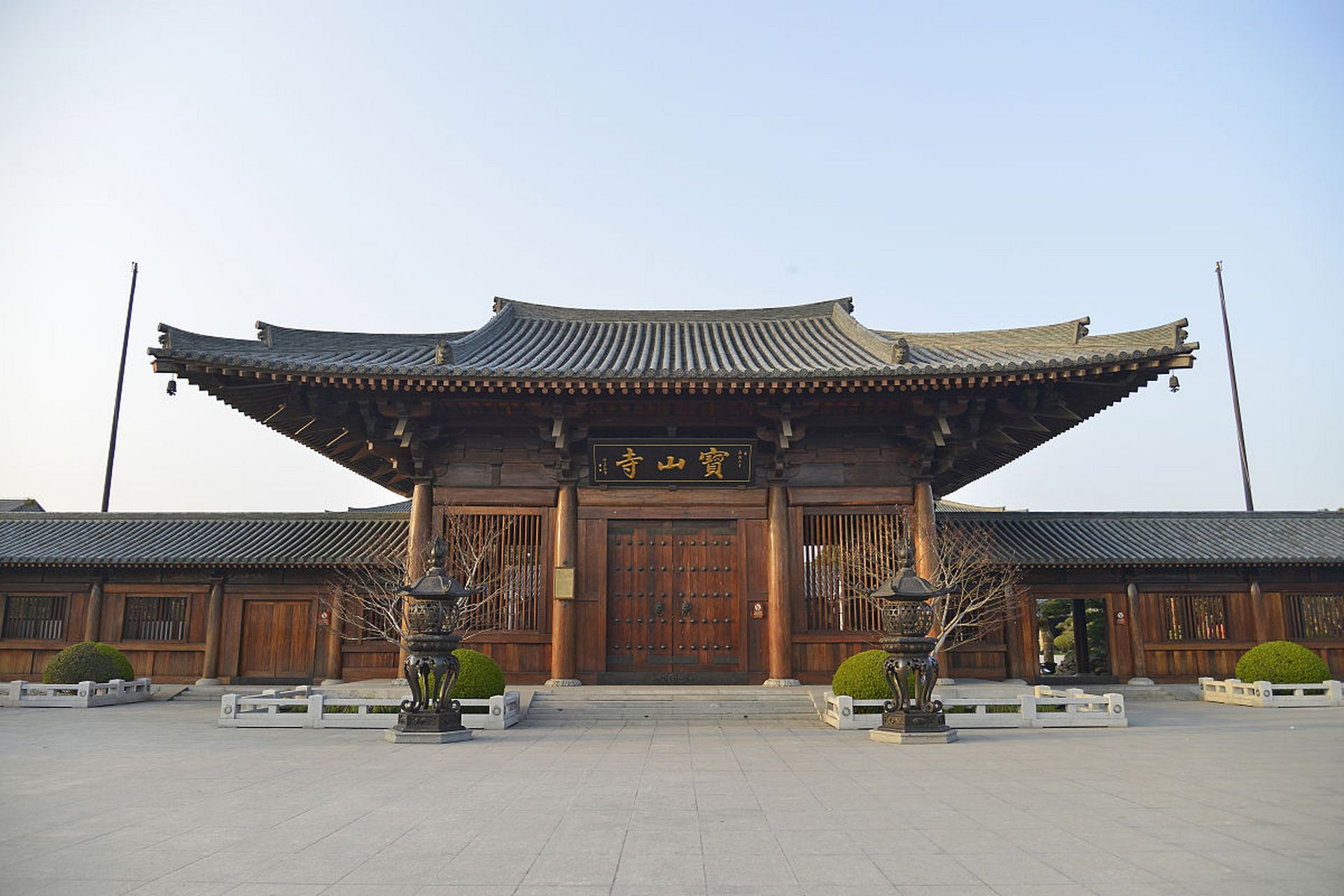 宝山区位于上海市北部,融合现代城市风貌和历史文化遗产.